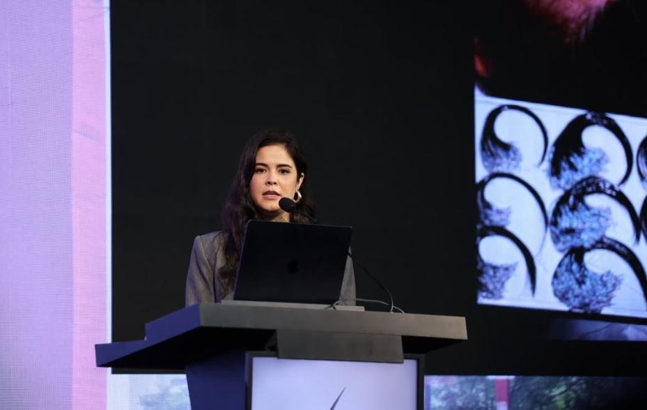 Dra. Patricia Veloso como palestrante internacional em congresso de transplante capilar